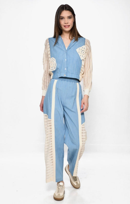 Γυναικείο Σύνολο Δύο Κομματιών σε Γαλάζια Απόχρωση με Χειροποίητες Λεπτομέρειες