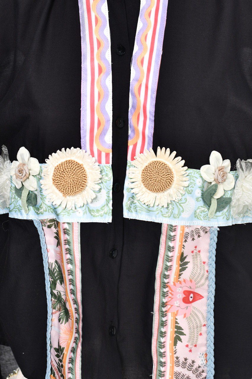 Μαύρο Πουκάμισο με Καλλιτεχνικές Υφασμάτινες Λωρίδες