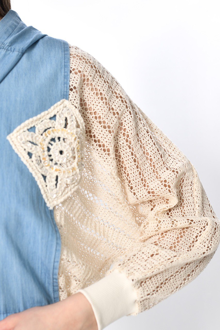 Γυναικείο Σύνολο Δύο Κομματιών σε Γαλάζια Απόχρωση με Χειροποίητες Λεπτομέρειες