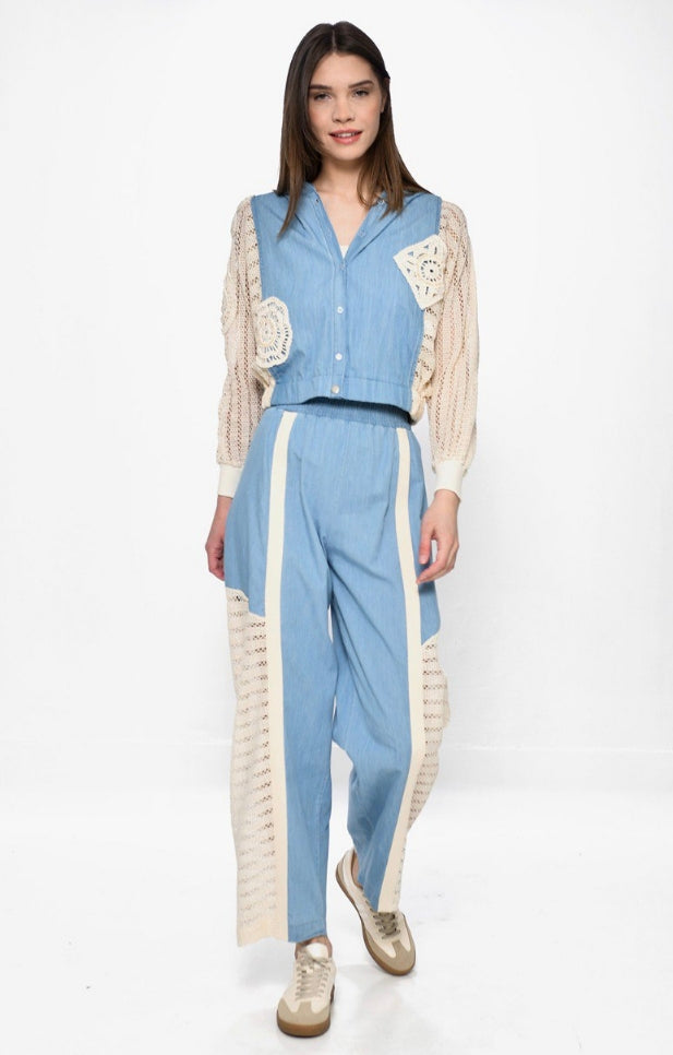 Γυναικείο Σύνολο Δύο Κομματιών σε Γαλάζια Απόχρωση με Χειροποίητες Λεπτομέρειες