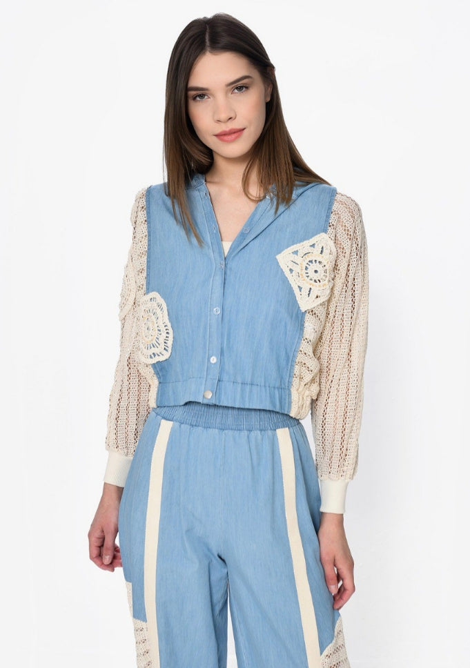 Γυναικείο Σύνολο Δύο Κομματιών σε Γαλάζια Απόχρωση με Χειροποίητες Λεπτομέρειες