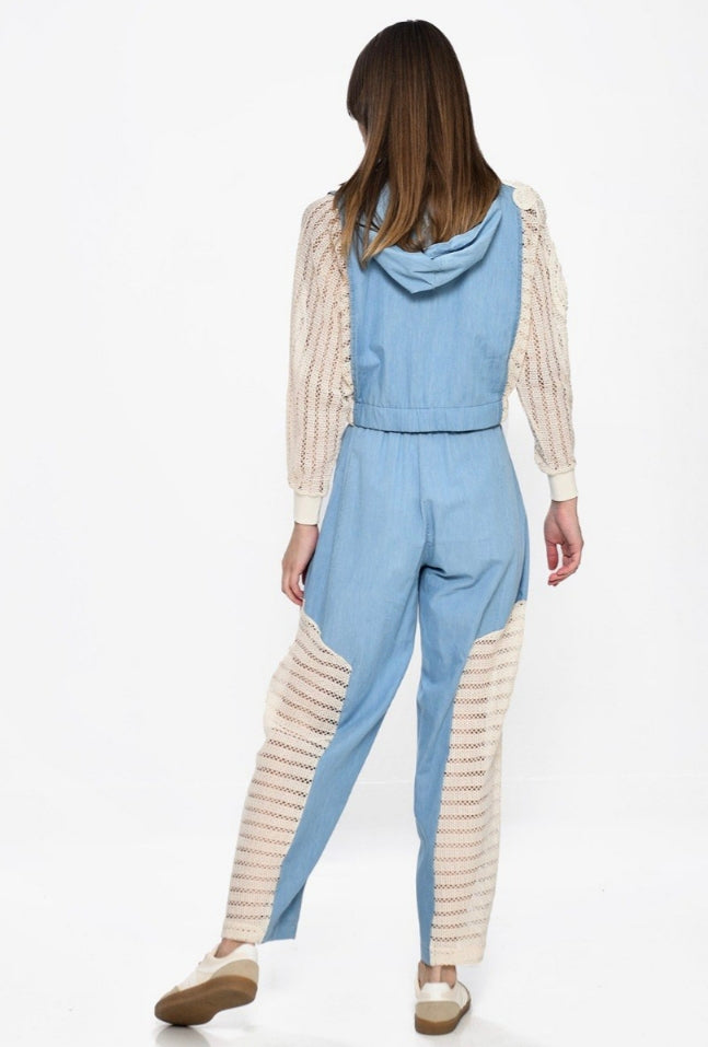 Γυναικείο Σύνολο Δύο Κομματιών σε Γαλάζια Απόχρωση με Χειροποίητες Λεπτομέρειες